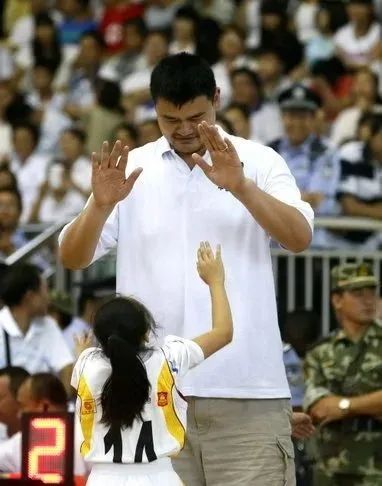 打篮球基本站立姿势_打篮球的站姿_打篮球无规则站姿动作视频